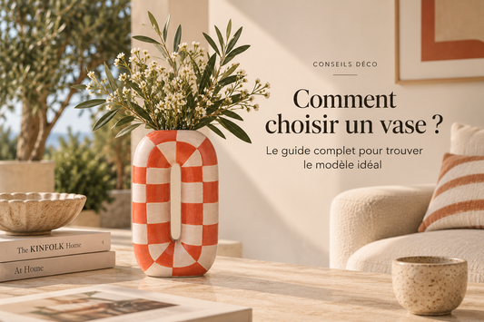 Guide pour choisir un vase : différents modèles de vases décoratifs dans un intérieur moderne et lumineux.